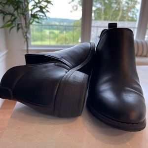 Universal Thread black cut out bootie